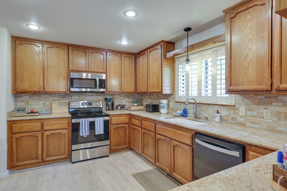 Kitchen | Fully Equipped | Cooking Basics | Dishware/Flatware | Toaster