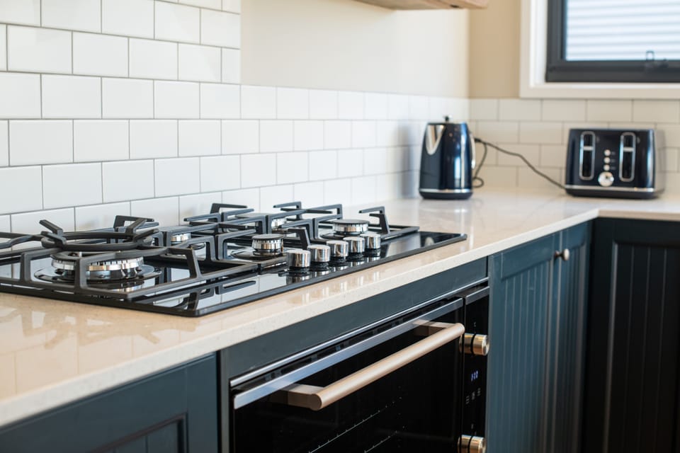 5 burner gas hob with large electric fan oven 