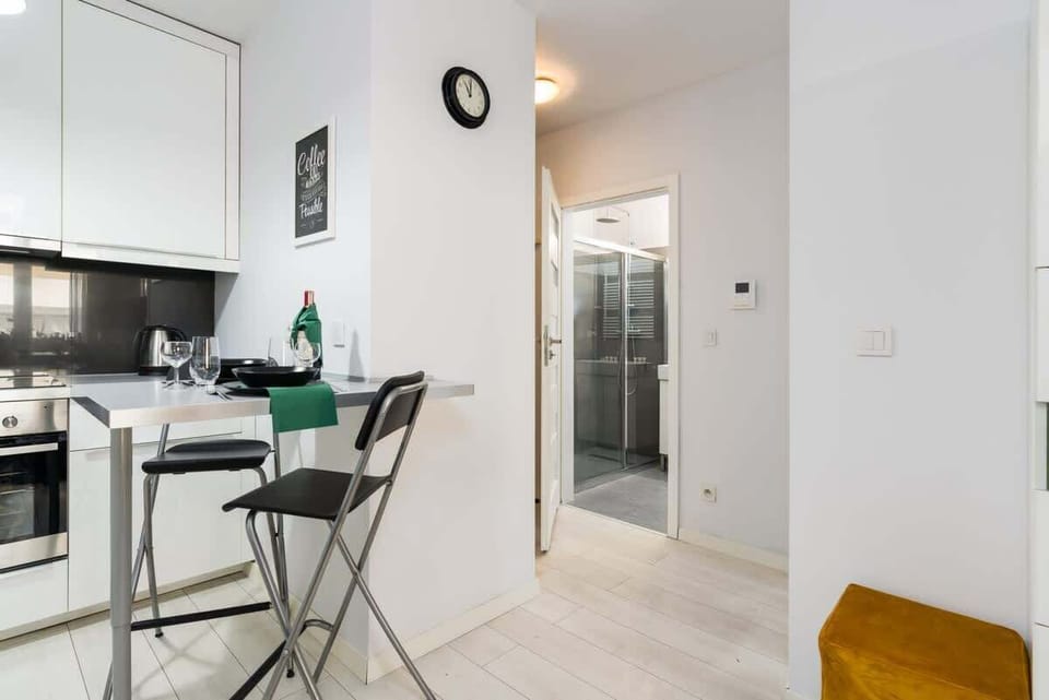 Fully equipped kitchen with dining area and modern appliances.

