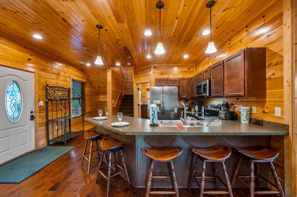 Fully equipped kitchen and additional seating