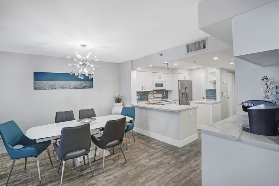 Dining room with seating for 6, fully equipped kitchen
