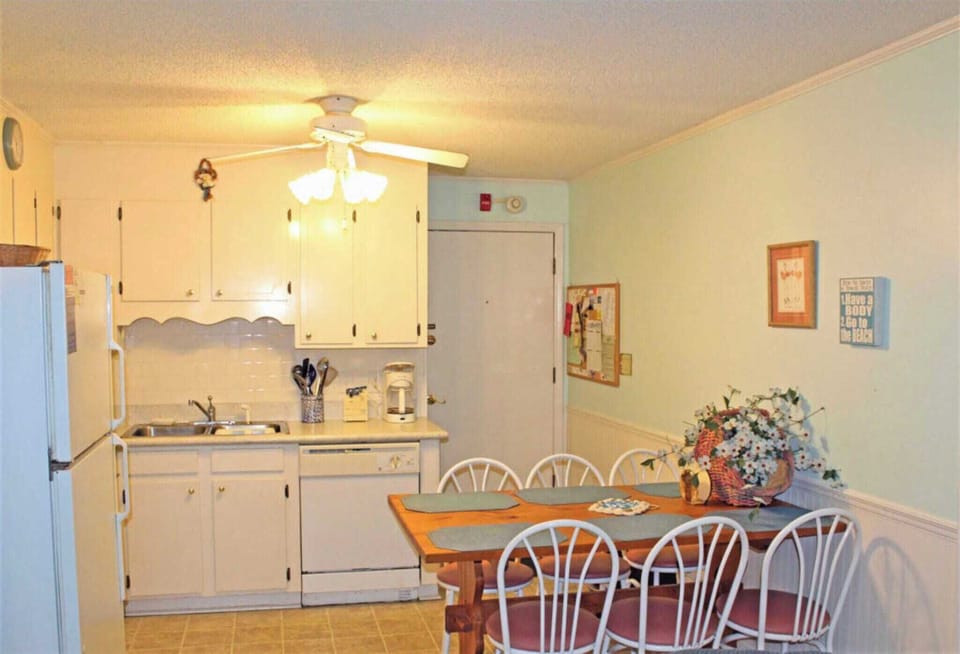 4- Beach Cottage A 15- Dining Room