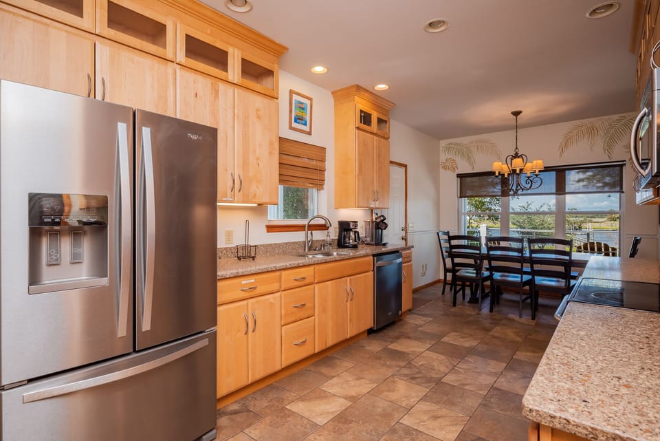 Gallery Kitchen / Eat-in Table - 1st Level Northwest