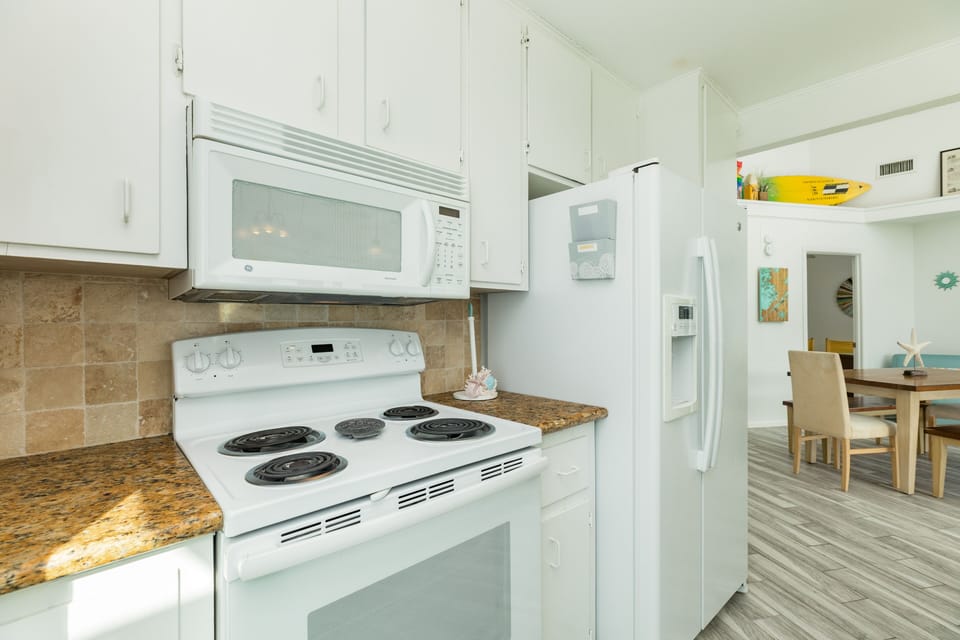 Fully equipped kitchen with storage for all your beach snacks