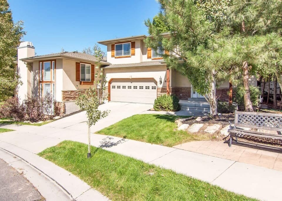 Gorgeous home in beautiful village community