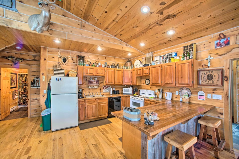 Kitchen | Cooking Basics | 3-Person Breakfast Bar | 1st Floor