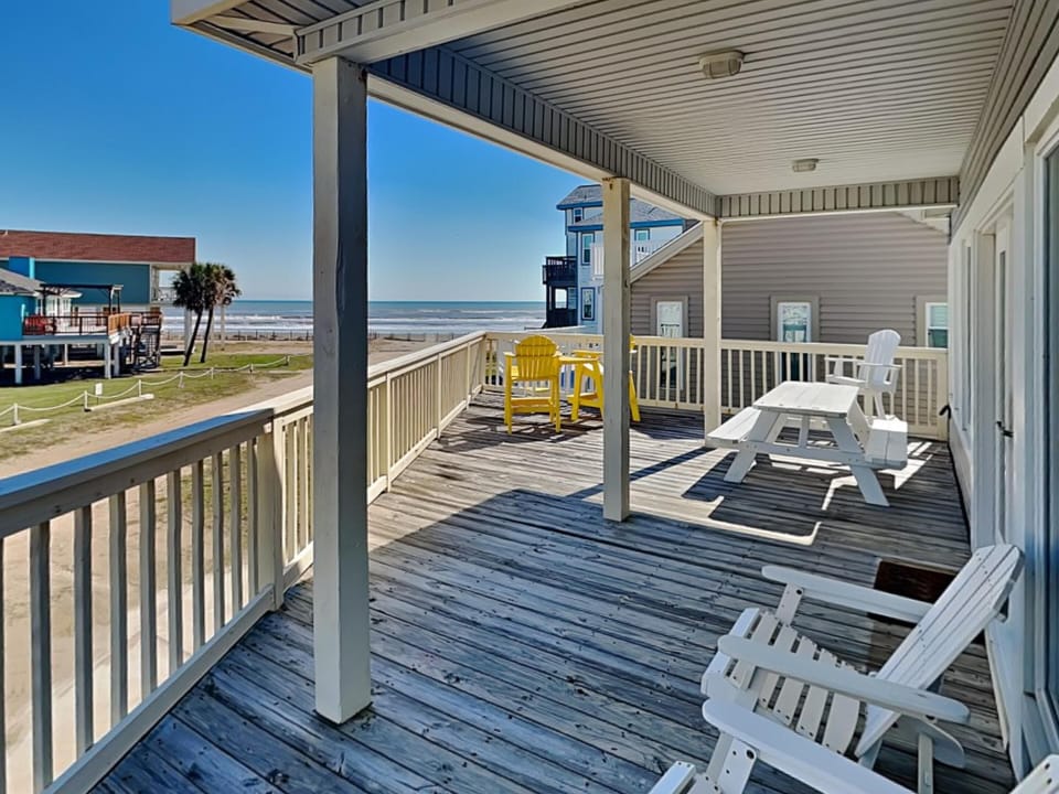 Balcony w/ Outdoor Seating - Gulf Views
