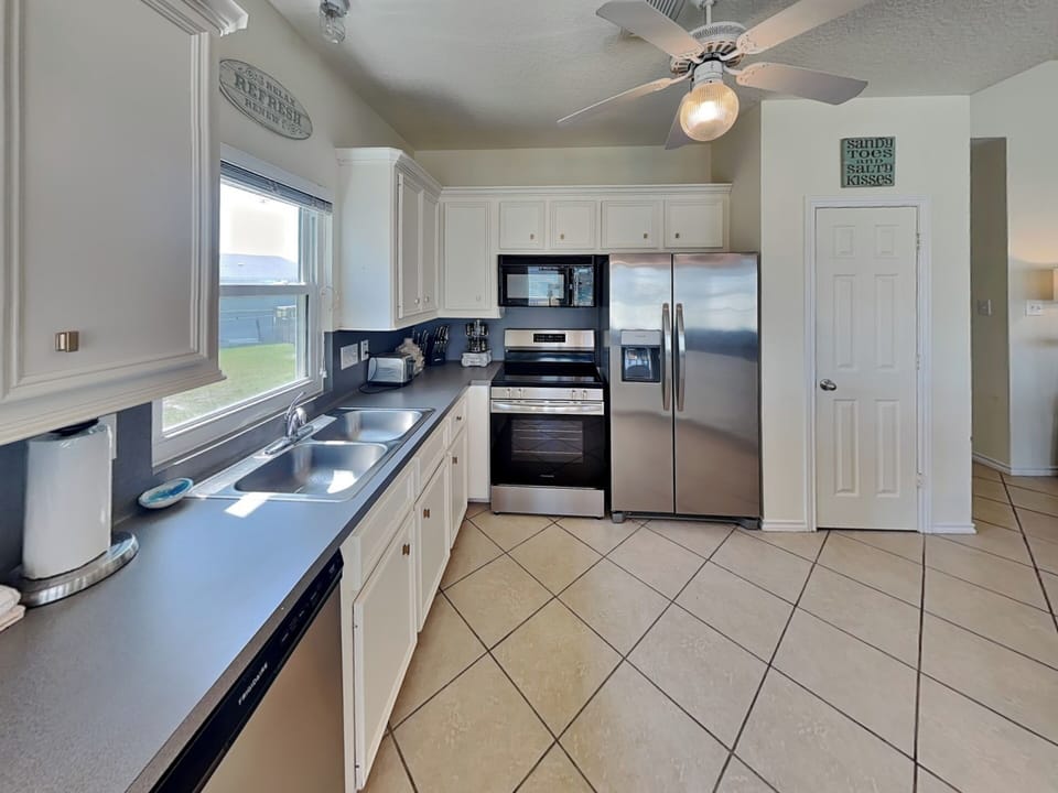 Full Kitchen - Stainless Steel Appliances