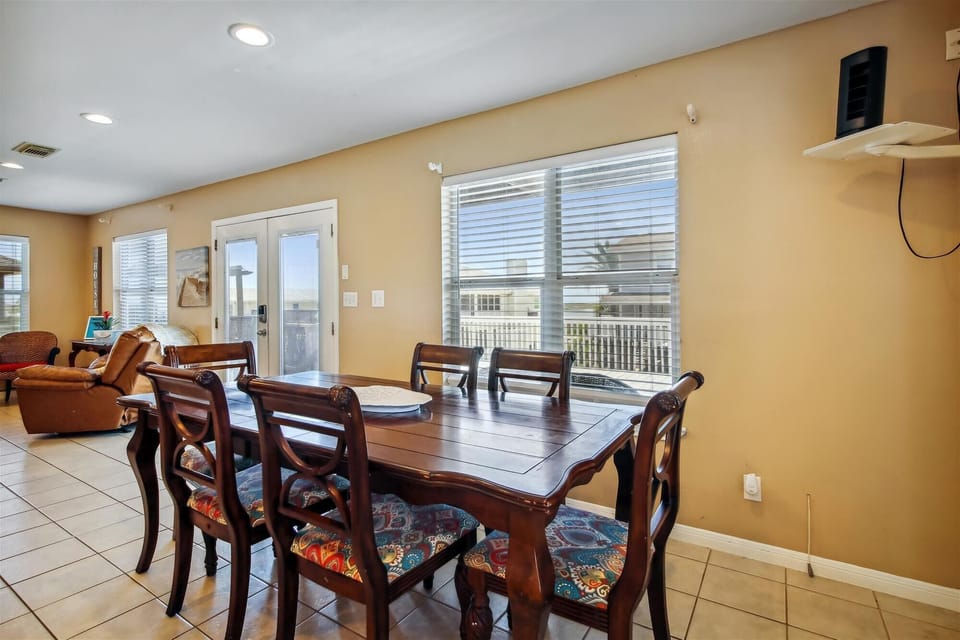 Dining Area - Seating For 6 - First Floor