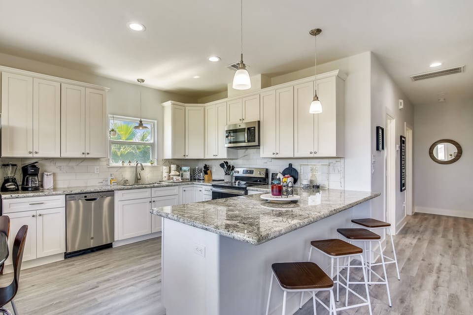 You'll Love the Kitchen's Breakfast Bar! - The kitchen bar area is just the right setting for visiting with the chef, enjoying an afternoon nibble, or just sitting and chatting.