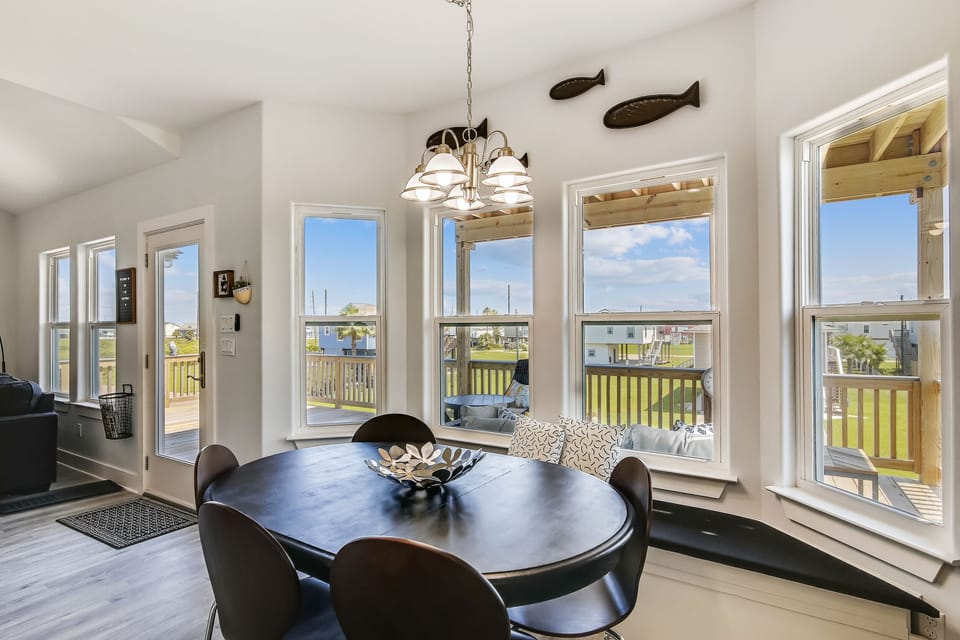 Stay Connected - With the dining table conveniently located next to all of the action, it's easy to stay engaged with friends and family while grabbing a quick bite to eat.