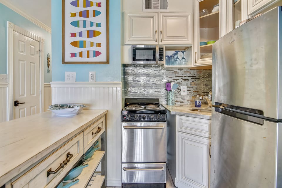 Snack or Feast? - Whatever you need to prepare for your family, you’ll find plenty of space and all the cookware and dishes you need to get the job done. Cooking in this kitchen is a pleasure.