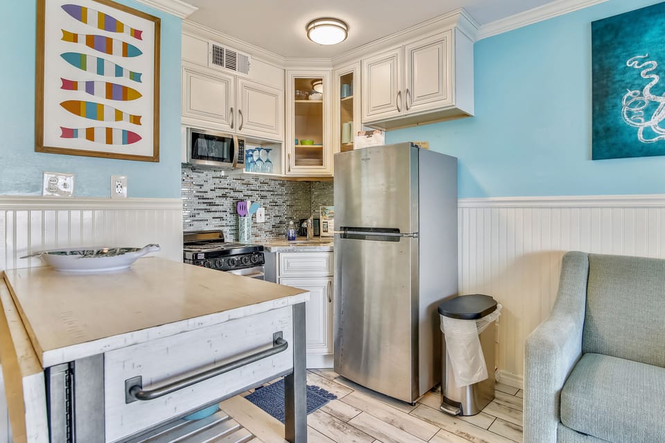 Beautiful appliances give you the feel of a gourmet kitchen - Take this time to try out a few new recipes and some old ones you haven't had in awhile. Bon Appetit!