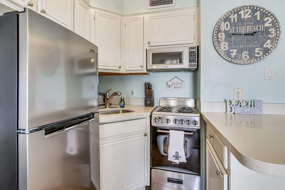 Full Kitchen - Stainless Appliances