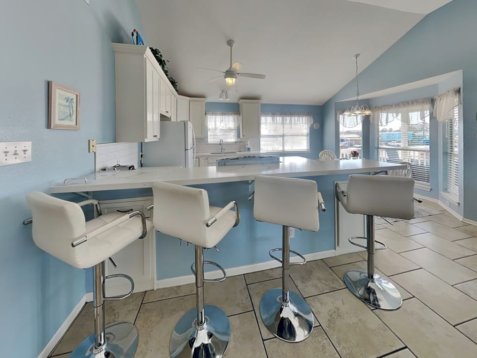 Full Kitchen - Countertop Seating For 4