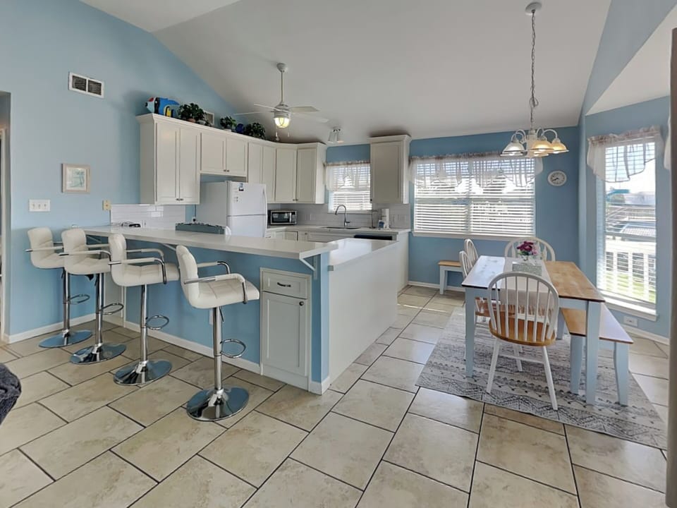 Kitchen & Dining Area