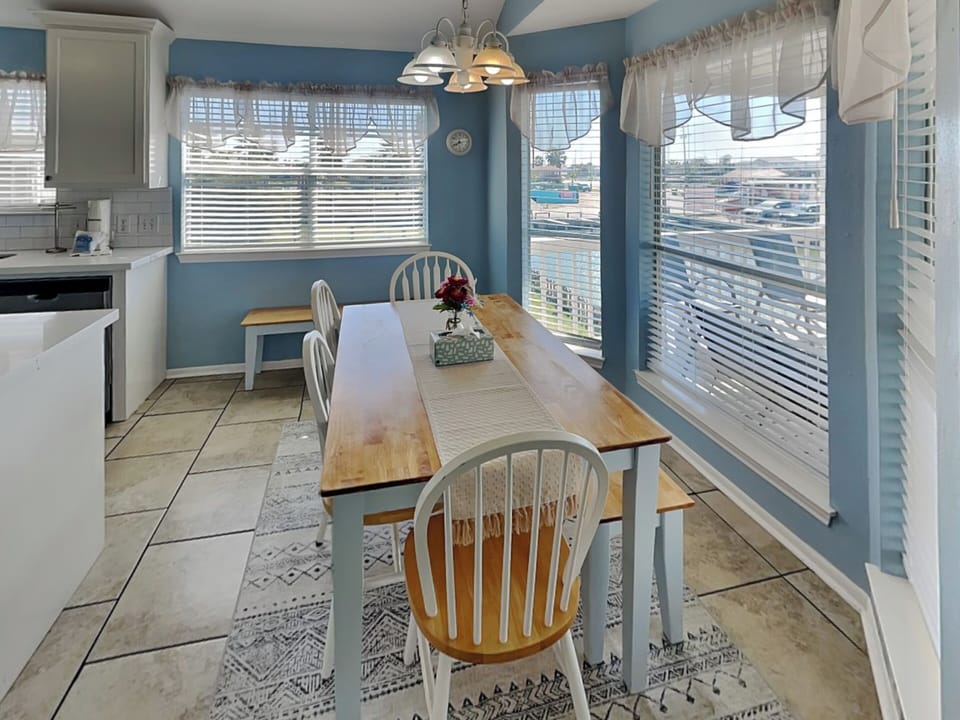 Dining Area - Seating for 6
