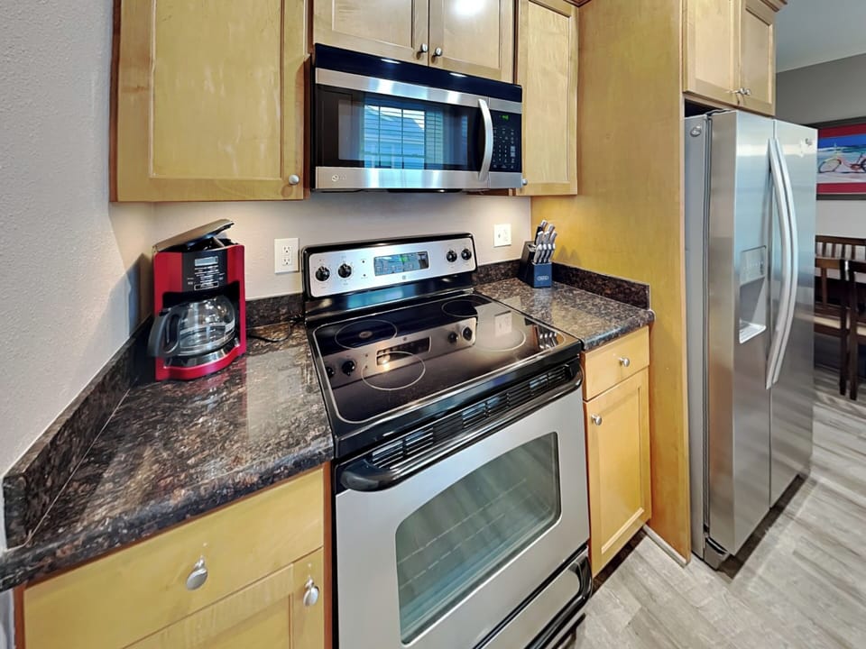 Full Kitchen - Stainless Steel Appliances