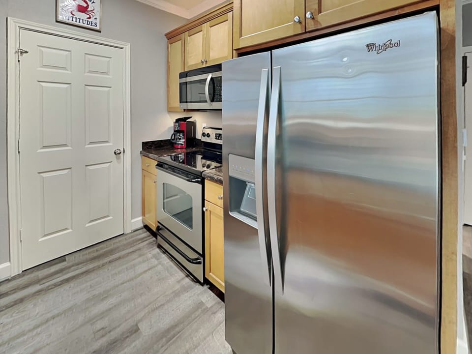 Full Kitchen - Stainless Steel Appliances