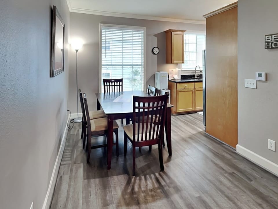 Dining Area - Seating for 6