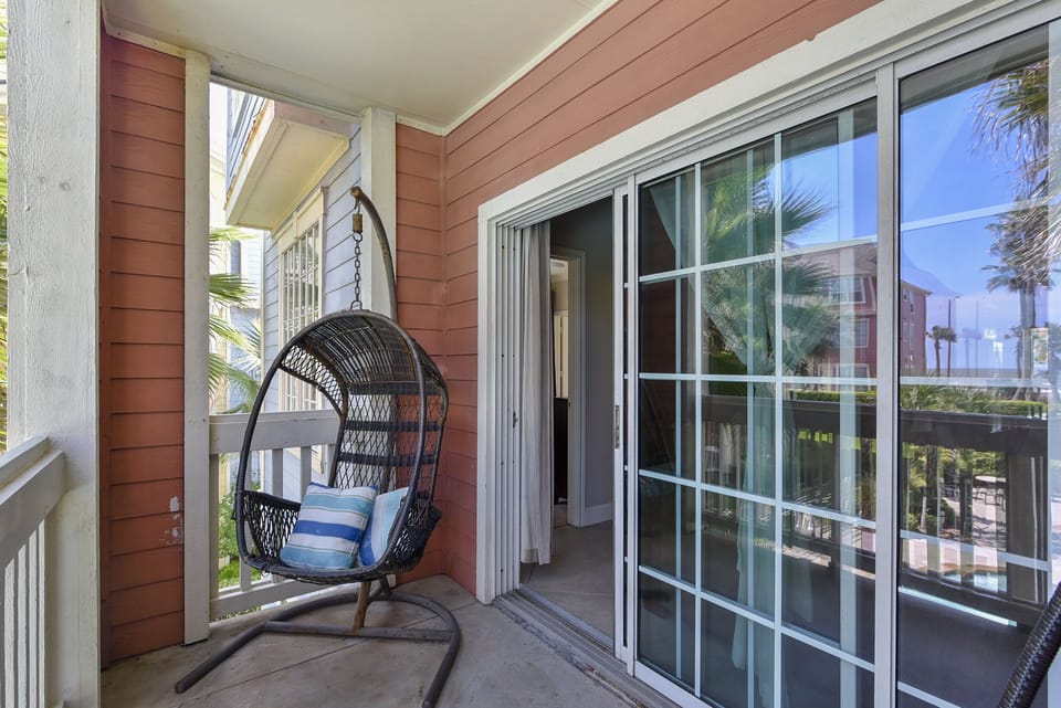 Ready. Set. Relax. - Your vacation starts the minute you step inside Dawn 824-Sea n' Swim. Enjoy!