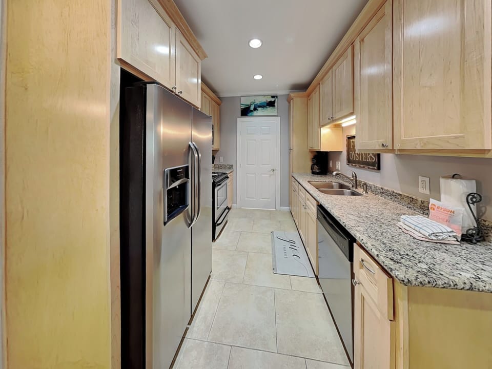 Full Kitchen - Stainless Steel Appliances