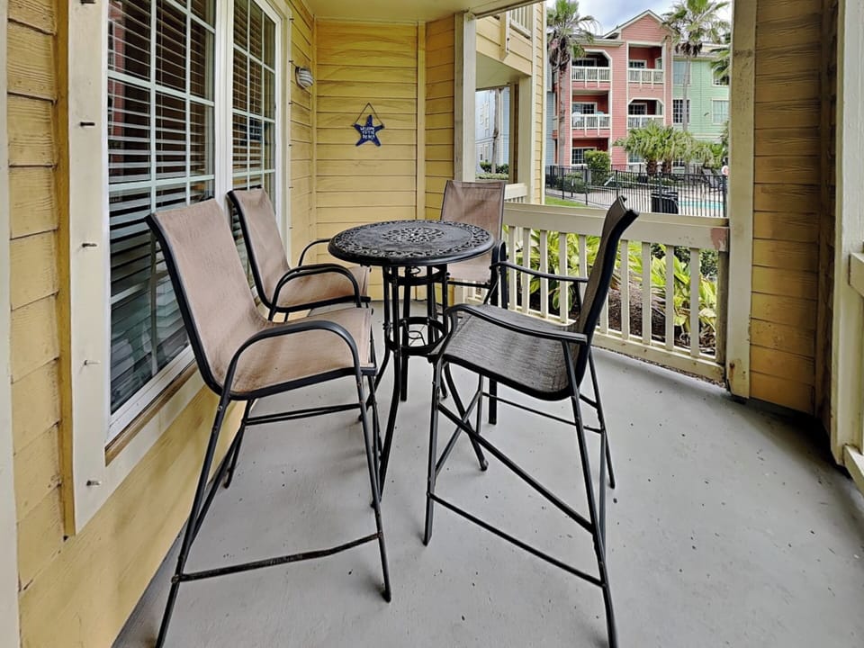 Patio w/ Outdoor Seating