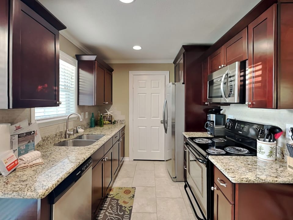 Full Kitchen - Stainless Appliances