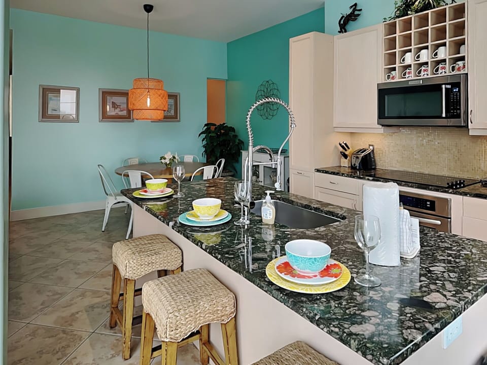 Kitchen with Breakfast Bar