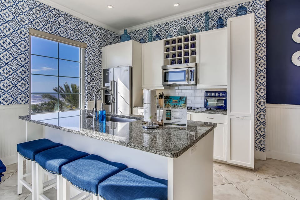 Full Kitchen - Stainless Appliances, Countertop Seating For 4