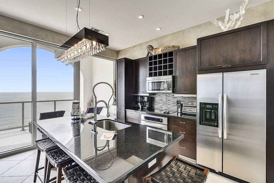 Play "Top Chef" in this Gourmet Kitchen - Who will be the "Top Chef"? Take on cooking like you never have before in this gorgeous kitchen complete with appliances and gadgets galore.