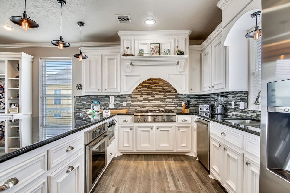 Full Kitchen - The full kitchen will appease any picky chef.