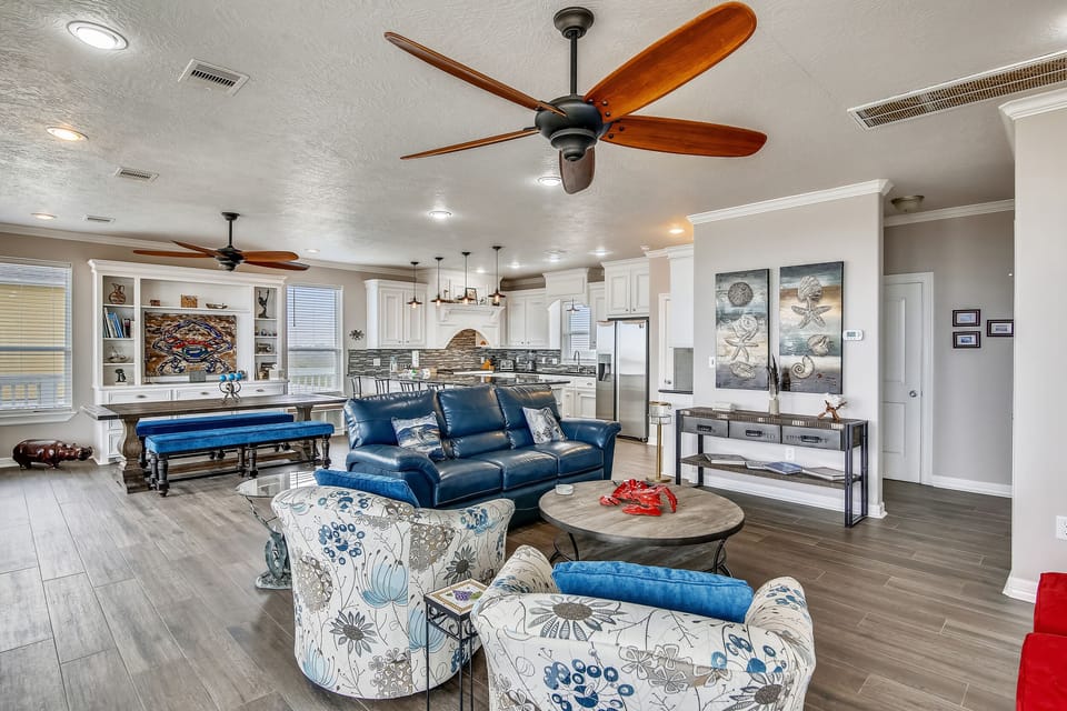 Great Space - The living room seats are comfortable, the view is spectacular, and the Galveston experience is just around the corner.
