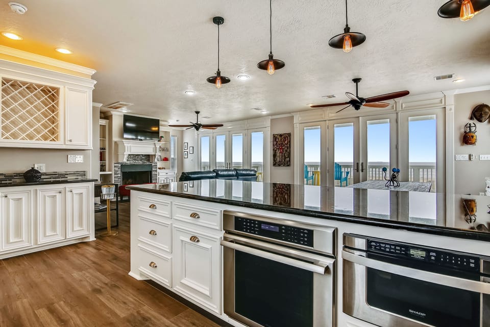 Snack or Feast? - Whatever you need to prepare for your family, you’ll find plenty of space and all the cookware and dishes you need to get the job done. Cooking in this kitchen is a pleasure.