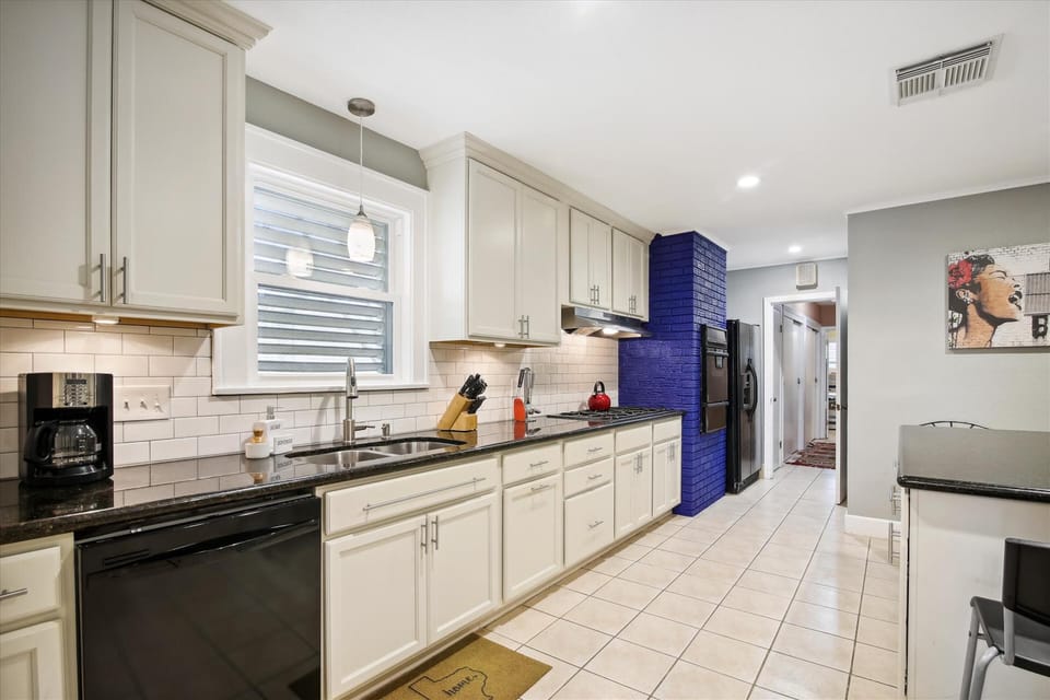 Full Kitchen - The full kitchen will appease any picky chef.