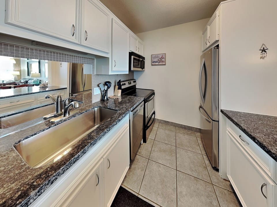 Full Kitchen - Stainless Steel Appliances