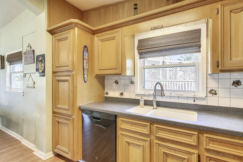 Full Kitchen - The full kitchen will appease any picky chef.