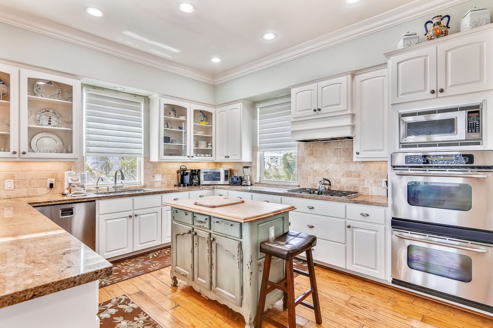 You'll Love the Kitchen's Breakfast Bar! - The kitchen bar area is just the right setting for visiting with the chef, enjoying an afternoon nibble, or just sitting and chatting.