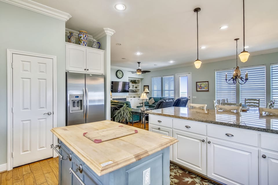 Play "Top Chef" in this Gourmet Kitchen - Who will be the "Top Chef"? Take on cooking like you never have before in this gorgeous kitchen complete with appliances and gadgets galore.