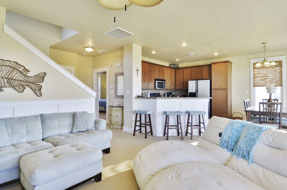 You'll Love the Kitchen's Breakfast Bar! - The kitchen bar area is just the right setting for visiting with the chef, enjoying an afternoon nibble, or just sitting and chatting.