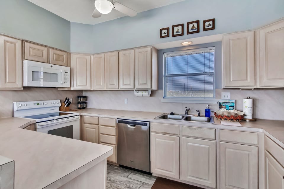 Full Kitchen - The full kitchen will appease any picky chef.