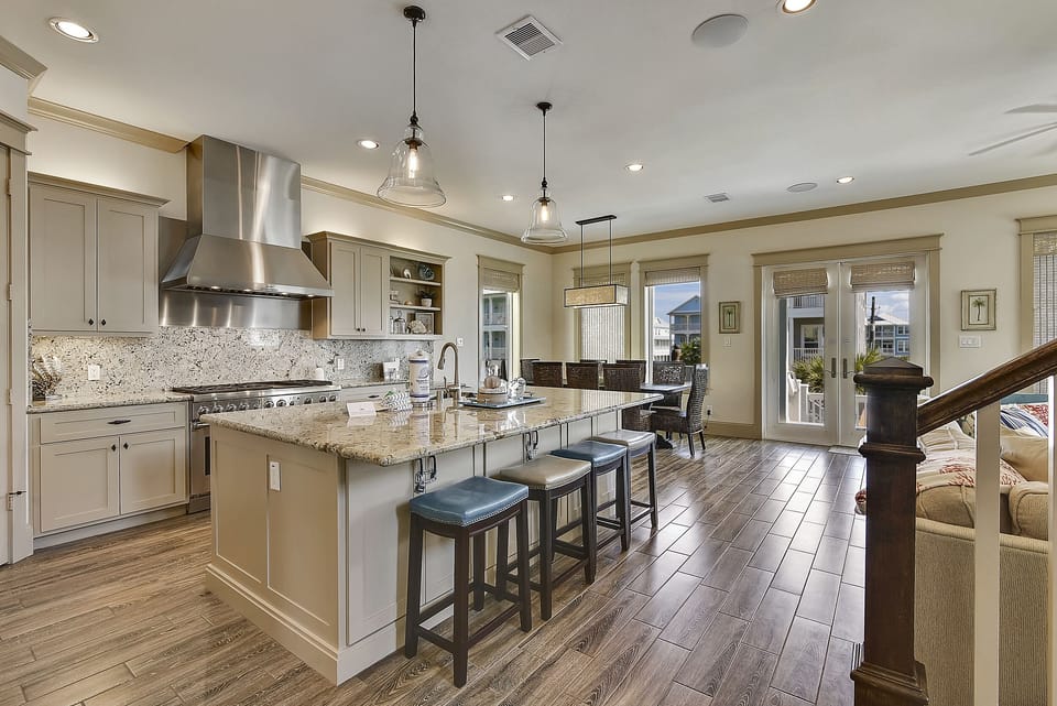 Full Kitchen - Countertop Seating For 4 - First Floor