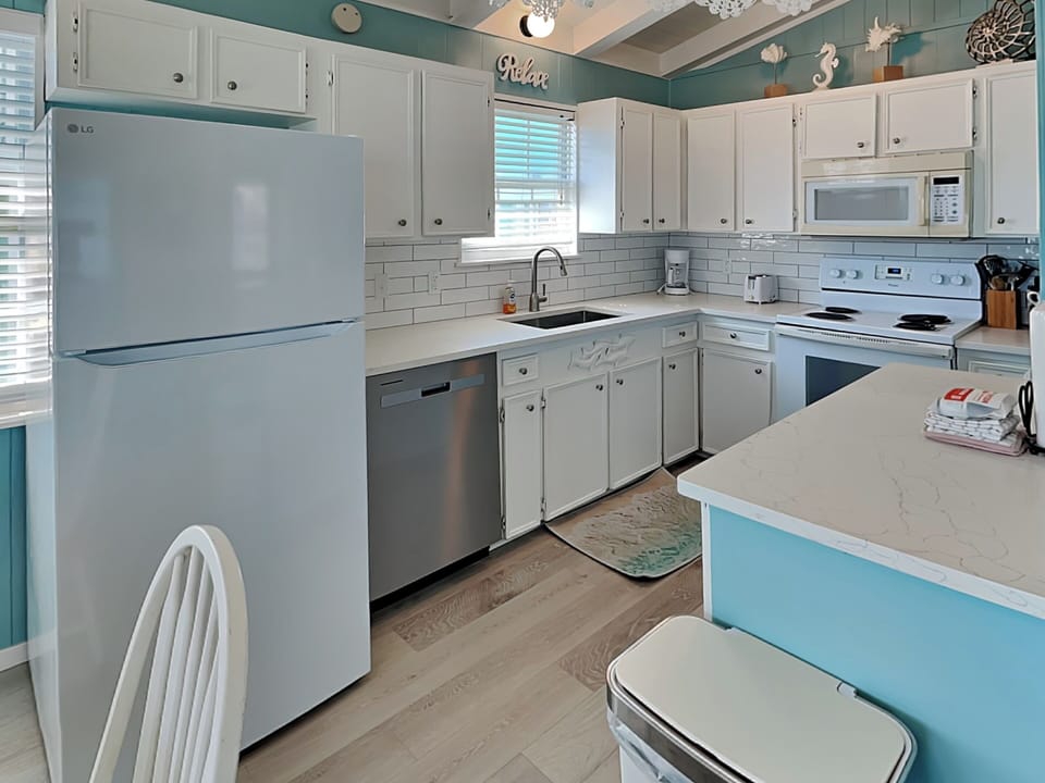 Full Kitchen - Countertop Seating For 2