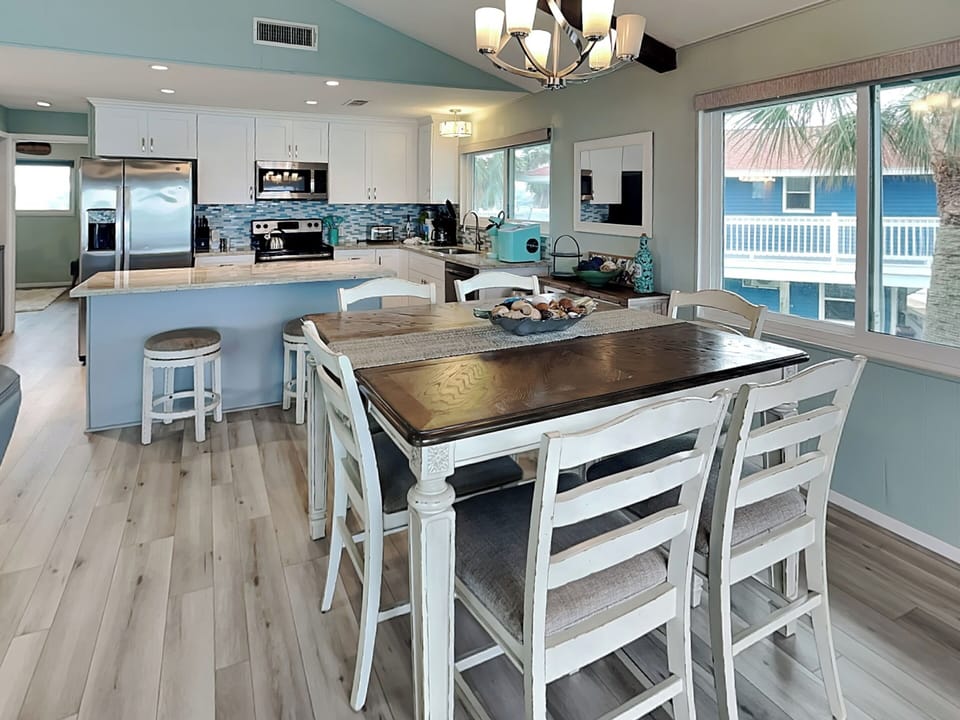 Dining Area - Seating for 6 - Second Floor
