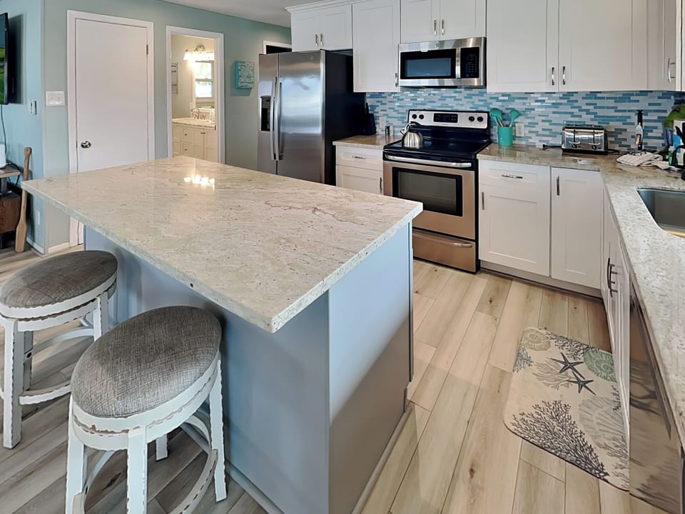 Full Kitchen - Countertop Seating For 2 - Second Floor