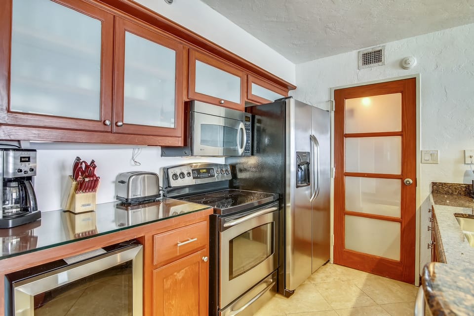 We have all the kitchen basics - We have your kitchen necessities in the event you don't want to eat out for every meal.