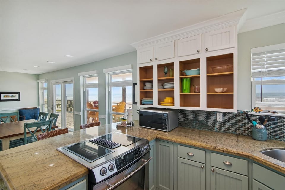 We have all the kitchen basics - We have your kitchen necessities in the event you don't want to eat out for every meal.