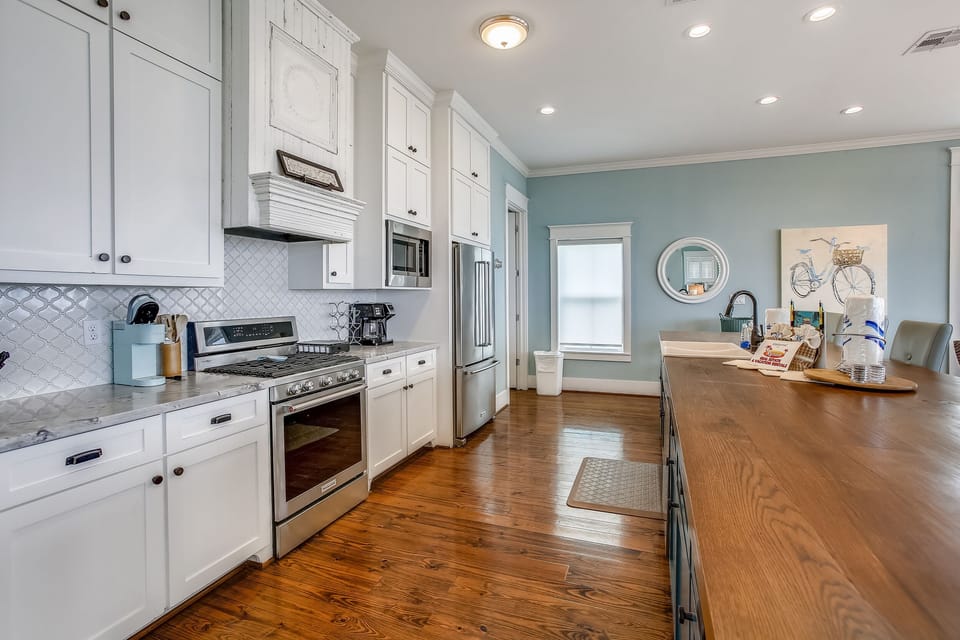 Beautiful Stainless Steel appliances give you the feel of a gourmet kitchen - Take this time to try out a few new recipes and some old ones you haven't had in awhile. Bon Appetit!
