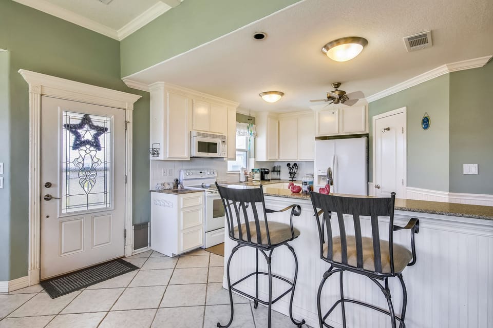 Coffee Anyone? - Pull up a stool to the breakfast bar and drink a morning cup of joe. It’s a great place to plan your day’s activities, gather your wits, and get ready for more quality time!