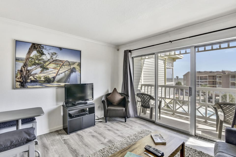 Pure Relaxation - Worn out after a full day at the beach? Unwind in the clean, modern living room, watch your favorite show on the HDTV or surf the net with the free Wi-Fi.